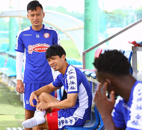 Huy Toàn và Công Phượng khi còn chung màu áo CLB TP.HCM năm 2020. Ảnh: Quang Thịnh.
