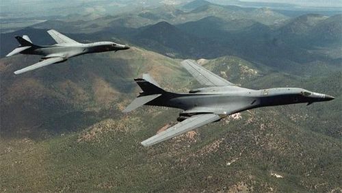 Sau khi triển khai các máy bay B-1B, để hỗ trợ cho các lực lượng mặt đất, trong cuộc chiến chống tổ chức Nhà nước Hồi giáo (IS) vào năm 2014, không quân Mỹ đang tái cơ cấu phi đội B-1B, để thực hiện các nhiệm vụ chiến lược quan trọng hơn, chẳng hạn như huấn luyện tấn công tầm xa tại châu Âu và Thái Bình Dương.