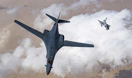 B-1B Lancer hiện là chiếc máy bay có tải trọng bom đạn lớn nhất thế giới, chúng có thể mang 84 bom Mk-82, 24 bom thông minh GBU-31 JDAM, 48 bom thông minh GBU-38 JDAM, 12 bom lượn AGM-154 JSOW (còn gọi là vũ khí tấn công ngoài tầm phòng không điểm), hoặc 24 tên lửa AGM-158 JASSM tầm bắn 370km. Tổng tải trọng vũ khí của B-1B lên đến 57 tấn.