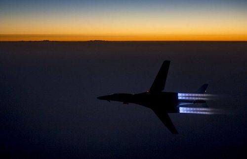 B-1B Lancer là phi cơ tàng hình cánh cụp cánh xòe, có khả năng di chuyển với tốc độ gần bằng vận tốc âm thanh ở độ cao dưới 1.000m. Những chiếc B-1B ra đời nhằm thay thế vai trò phi cơ ném bom chiến lược của pháo đài bay B-52.