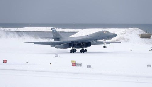 Máy bay ném bom hạng nặng B-1B đã hạ cánh xuống căn cứ không quân Bodo ở phía bắc Na Uy vào ngày 7/3/2021. Đây là một trong 4 máy bay ném bom của Không đoàn ném bom số 7, thuộc căn cứ không quân Dyess ở Texas.