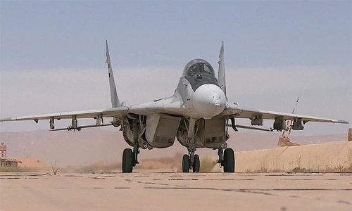 Tuy nhiên MiG-29 cũng có điểm yếu là hệ thống điện tử hàng không tương đối yếu, thậm chí radar của MiG-29 còn bị nhận xét thua cả F-4E Phantom 2, khiến máy bay gặp bất lợi khi không chiến tầm xa.