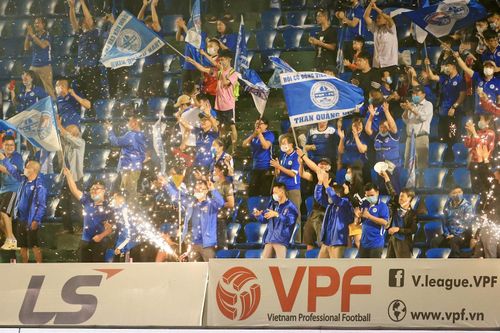  Câu trả lời của Lee không mang ý kiêu ngạo vì khi anh đá V.League hồi 2009, 2010, Quảng Ninh đang chơi tại giải hạng Nhất. Dù vậy, phát biểu đó vẫn khiến cổ động viên Quảng Ninh nổi giận. Các diễn đàn bóng đá Quảng Ninh chia sẻ phát biểu này suốt vài ngày qua. 