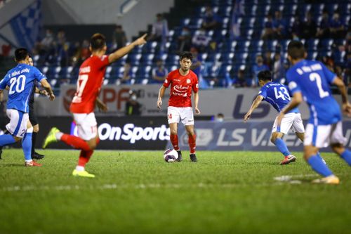  Quảng Ninh không cử người theo kèm, nhưng luôn cố gắng phong tỏa các hướng chuyền bóng của Lee. Anh không có nhiều khoảng trống để chuyền bóng. 