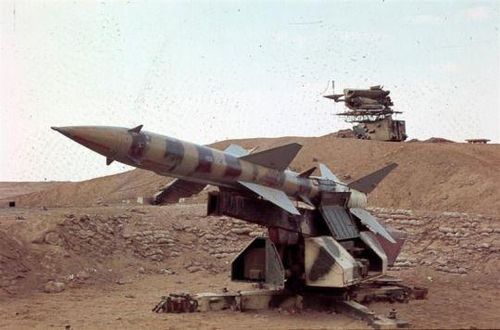 Ví dụ, trong một báo cáo của Không quân Mỹ vào tháng 9/1967 phàn nàn rằng, mặc dù cho phép Mỹ tiếp cận với nhiều thiết bị, nhưng Israel đã thể hiện "sự lưỡng lự rõ rệt" trong việc cho Mỹ tiếp cận vũ khí công nghệ cao, đặc biệt là tên lửa SA-2 (Mục đích khi đó người Israel đang muốn dùng thương mại để đổi lấy vũ khí của Mỹ).