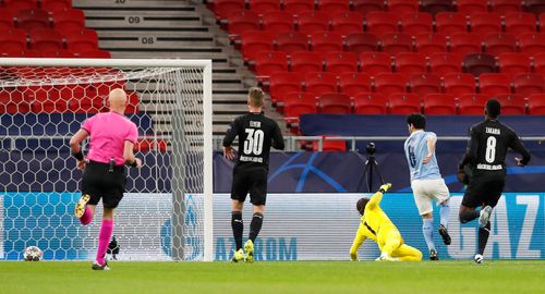  Gundogan nhân đôi cách biệt cho đội nhà bằng cú sút chìm chính xác. Ảnh: Reuters. 