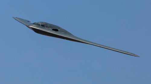 So với tên lửa hành trình, máy bay ném bom chiến lược tàng hình B-2 Spirit có thể xâm nhập vào sâu lãnh thổ đối phương, vượt qua các hệ thống phòng không để tiến hành không kích với độ công phá cực lớn.