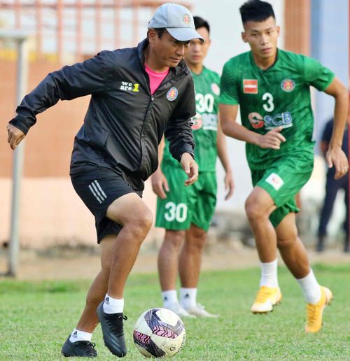  Ông hướng dẫn các cầu thủ cách Lee Nguyễn đi bóng và làm sao phong tỏa được cựu sao giải Nhà nghề Mỹ. "Lee Nguyễn đừng hòng chơi tự do và chuyền bóng cho các cầu thủ tấn công khác", HLV Shimoda nói. 