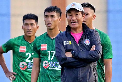  Cựu GĐKT người Nhật Bản sẽ có cuộc so tài với đồng nghiệp Alexandre Polking. Tình cảnh hai người khá trái ngược khi CLB Sài Gòn có 6 điểm, đứng thứ 4, còn CLB TP.HCM mới có 3 điểm và xếp hạng 11. 