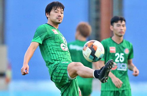  Nhắc đến Lee Nguyễn ở tuyến giữa thì không thể quên đề cập đến Daisuke Matsui. Đây là cầu thủ có cùng vai trò như Lee Nguyễn. Cựu tuyển thủ quốc gia Nhật Bản đã sẵn sàng cho trận derby đầu tiên của mình từ khi đến CLB Sài Gòn. 