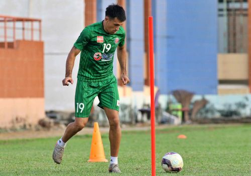  Phía trên, tiền đạo nhập tịch Đỗ Merlo nhiều khả năng sẽ một mình gánh vác hàng công của đội bóng. Anh đã ghi 2 bàn sau 3 vòng đầu cho đội Sài Gòn. 