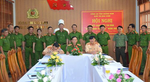 Các đơn vị khối CSND ký kết giao ước thi đua.