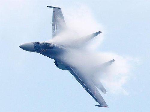Một loại tiêm kích khác cũng có tầm bay tối đa trên 4000 km đó là Sukhoi Su-35. Loại chiến đấu cơ này của Nga hiện được coi là tiêm kích thế hệ 4++ hiện đại nhất thế giới.