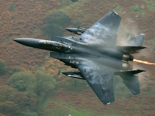 Tiếp đến phải kể tới tiêm kích chiến đấu F-15 của Không quân Mỹ. Loại máy bay hạng nặng này có bán kính chiến đấu rất lớn, tối đa lên tới gần 2000 km.