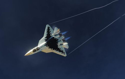 Chưa hết, nếu được trang bị thêm thùng xăng phụ, tầm bay tối đa của tiêm kích Su-57 có thể lên tới 4500 km. Để dễ tưởng tượng, khoảng cách từ bờ đông tới bờ tây của nước Mỹ, cũng chỉ hơn 4000 km đôi chút.