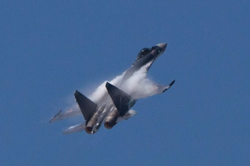 Tương tự như Su-57, chiến đấu cơ Su-35 cũng có khả năng bay hành trình ở tốc độ siêu âm. Cụ thể, khi Su-35 bay hành trình ở độ cao trung bình, tốc độ tối đa mà nó đạt được có thể lên tới Mach 1.1. Nguồn ảnh: Pinterest.