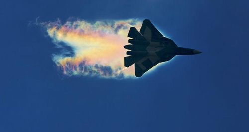 Điểm quan trọng của tiêm kích thế hệ năm Su-57 đó là nó có khả năng bay hành trình ở tốc độ siêu âm. Cụ thể, Su-57 có thể bay ở tốc độ hành trình Mach 1.6 - một điều mà ít máy bay của Mỹ và Trung Quốc có thể làm được.