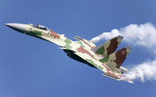 Chiến đấu cơ Su-35 có khả năng bay với tầm tối đa lên tới 4500 km khi mang theo hai thùng nhiên liệu phụ treo bên ngoài máy bay. Tầm bay này của nó là gần tương đương với tiêm kích Su-57.