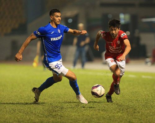 Lee Nguyễn sẽ có màn so tài với Daisuke Matsui khi TPHCM gặp Sài Gòn FC vào hôm nay. Ảnh: VPF
