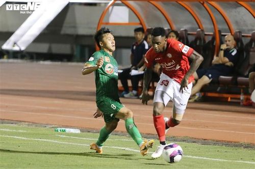 Junior Barros mờ nhạt. 
