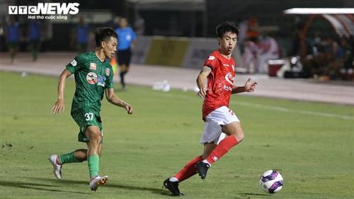 Lee Nguyễn bị kèm sát. (Ảnh: Bảo Khanh) 