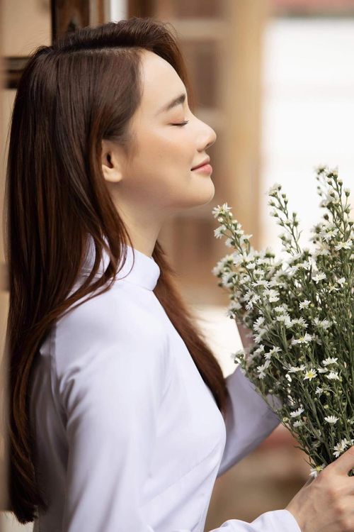 Hình ảnh xinh đẹp của Nhã Phương trong tà áo dài thướt tha.