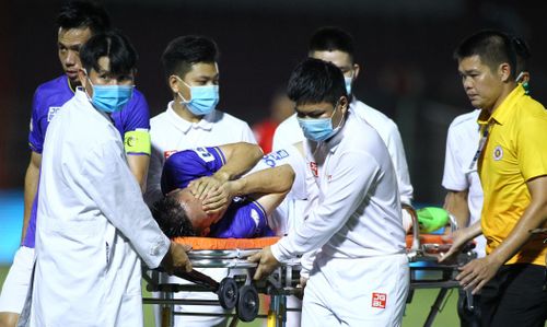  Hùng Dũng ôm mặt đau đớn. Trên khán đài, dàn quan chức, lãnh đạo CLB Hà Nội lặng người. Họ đang đối diện với chấn thương khủng khiếp bậc nhất CLB trong vài năm qua. 