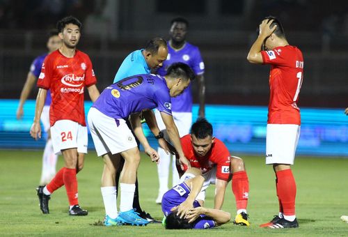  Đỗ Văn Thuận (ngoài cùng phải) ôm đầu bàng hoàng. Văn Thuận và Hùng Dũng là những người bạn thân thiết ở lò trẻ của CLB Hà Nội buổi đầu sự nghiệp. 