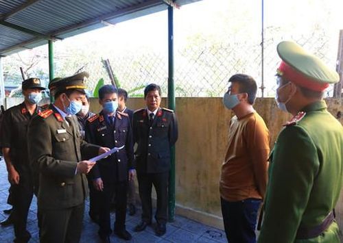 Công an bàn giao đối tượng Li Zhi Kai (SN 1984, quốc tịch Trung Quốc) để trục xuất
