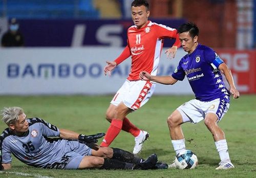 Hà Nội FC (áo tím) thắng CLB TP.HCM 4 lần mùa trước. 