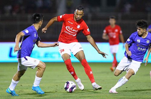  Lần lượt Dario Silva (ảnh), Junior Barros và Joao Paulo đều chơi cá nhân, nhạt nhòa và mất nhịp liên lạc với nhau trong 90 phút. Chơi với 10 người và bị dẫn 2 bàn khiến CLB TP.HCM sụp đổ bởi pha ấn định tỷ số của Geovane Magno ở phút 57. 
