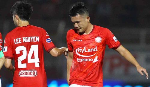  Lee Nguyễn chỉ còn biết cách động viên Hoàng Thịnh. Dẫu biết bóng đá là môn đối kháng, khó tránh chấn thương nhưng pha vào bóng của cầu thủ số 9 quá nguy hiểm cho đồng nghiệp. Hoàng Thịnh chắc chắn sẽ rất ăn năn với cách chơi thành thói quen của mình. 