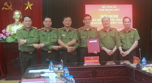 Các đại biểu dự lễ kí kết.