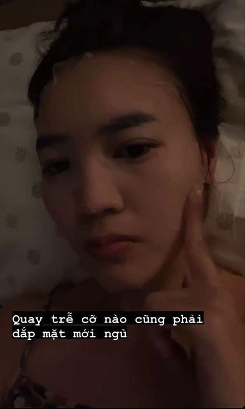 Bên cạnh đó, mặt nạ giấy được xem như “bảo bối” dưỡng da của Lan Ngọc, cô nàng chia sẻ dù trễ thế nào cô cũng dành thời gian đắp mặt nạ buổi tối.