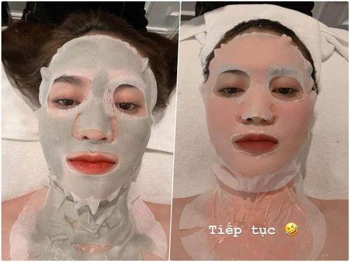 Điều đặc biệt trong chu trình chăm sóc da của Ninh Dương Lan Ngọc là không bỏ qua da cổ - khu vực thường bị nhiều chị em quên lãng. Nữ diễn viên đắp tận 2 chiếc mặt nạ cho mặt và cổ để dưỡng da sáng mịn đều màu.