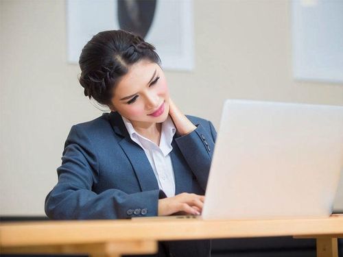 Một số thói quen hàng ngày có thể đẩy nhanh tốc độ chảy xệ của vùng cổ, do đó phái đẹp nên chú ý đến tư thế của mình, hạn chế cúi đầu hay tỳ lên cổ quá lâu.