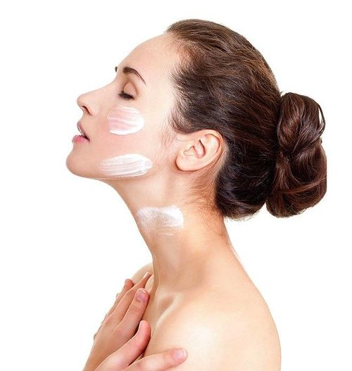 Chăm sóc da cổ như da mặt là nguyên tắc đầu tiên giúp bạn có vùng cổ trẻ hóa, giảm thiểu dấu hiệu tuổi tác. Điều đó đồng nghĩa với việc da cổ cũng cần được làm sạch, dưỡng ẩm và chống nắng mỗi ngày.