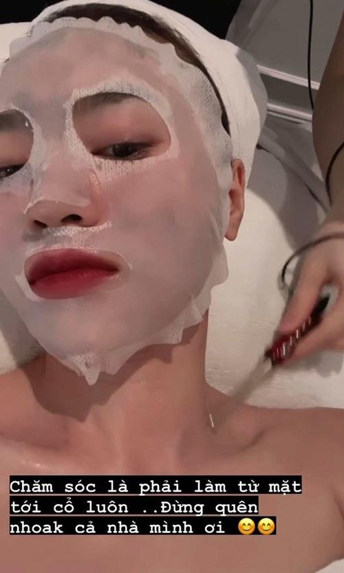 Ninh Dương Lan Ngọc đặc biệt nhấn mạnh việc dưỡng da không quên vùng cổ. Đây cũng là một trong những bí quyết giúp cô có được làn da không tuổi, đẹp hoàn hảo.