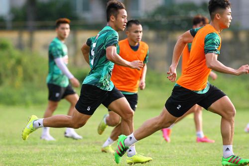 Trọng Long (trái) có thể hình ổn với một tiền vệ phòng ngự và sở hữu lối chơi gần giống với Hoàng Thịnh nhất trong số các tiền vệ trung tâm còn lại của CLB TP.HCM. Ảnh: Quang Thịnh.