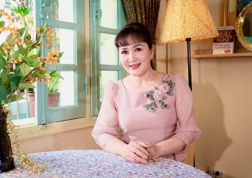 NSND Minh Hòa xinh đẹp mừng tuổi mới. 