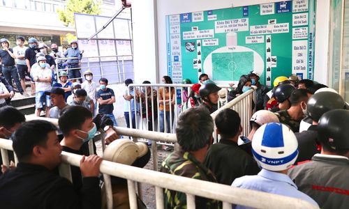 Sáng 28/3, tại khu vực bán vé cổng số 2 sân vận động Pleiku, khá đông người xếp hàng từ rất sớm dù phòng vé mở cửa lúc 8h.