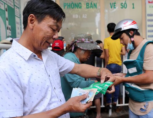 Anh Huấn (ở Gia Lai) phải chọn mua vé khán đài B từ phe vé chợ đen, giá chênh lệch so với giá gốc khoảng vài chục nghìn đồng cho mỗi vé.