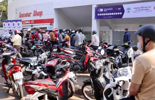 Đến 9h lượng người vẫn không ngừng đổ về với mong muốn sở hữu một tấm vé chứng kiến màn hội ngộ thú vị giữa Lee Nguyễn với Kiatisuk.