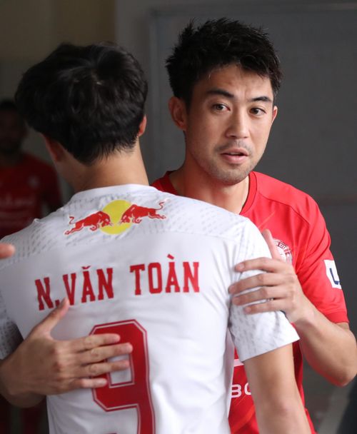 Cuộc đối đầu giữa HAGL và CLB TP.HCM được chú ý đặc biệt không chỉ là màn tái ngộ giữa HLV Kiatisuk với Lee Nguyễn, mà còn là cuộc so tài giữa tiền vệ 35 tuổi với dàn sao HAGL. Khi Lee Nguyễn còn "làm mưa làm gió" tại phố Núi, thì Công Phượng, Xuân Trường, Văn Toàn còn đàn mài dũa tài năng tại Học viện HAGL.
