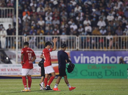 Sau khi cảm thấy thể lực không đảm bảo, Lee Nguyễn chủ động ra dấu thay người, khép lại một ngày buồn trong lần trở về sân Pleiku.