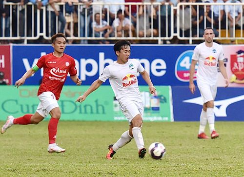 Minh Vương (giữa) ấn định chiến thắng 3-0 cho chủ nhà HAGL. Ảnh: Văn Ngọc