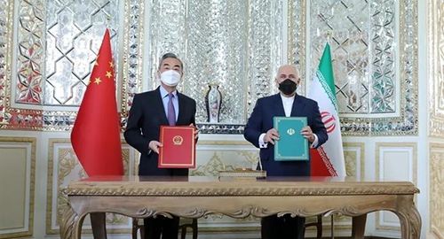 Ngoại trưởng Trung Quốc - Iran ký thỏa thuận. Ảnh Twitter / @JZarif