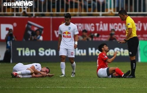 Lee Nguyễn đang chơi xông xáo. (Ảnh: Duy Thành)