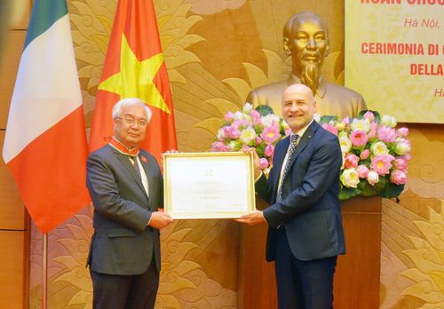 Đại sứ Italia Antonio Alessandro trao Huân chương Công trạng tặng ông Phan Thanh Bình.