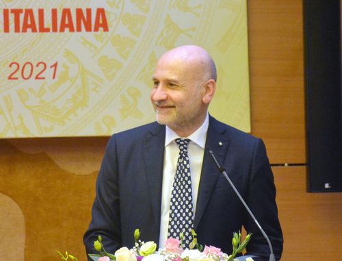 Đại sứ Italia Antonio Alessandro phát biểu chúc mừng ông Phan Thanh Bình.
